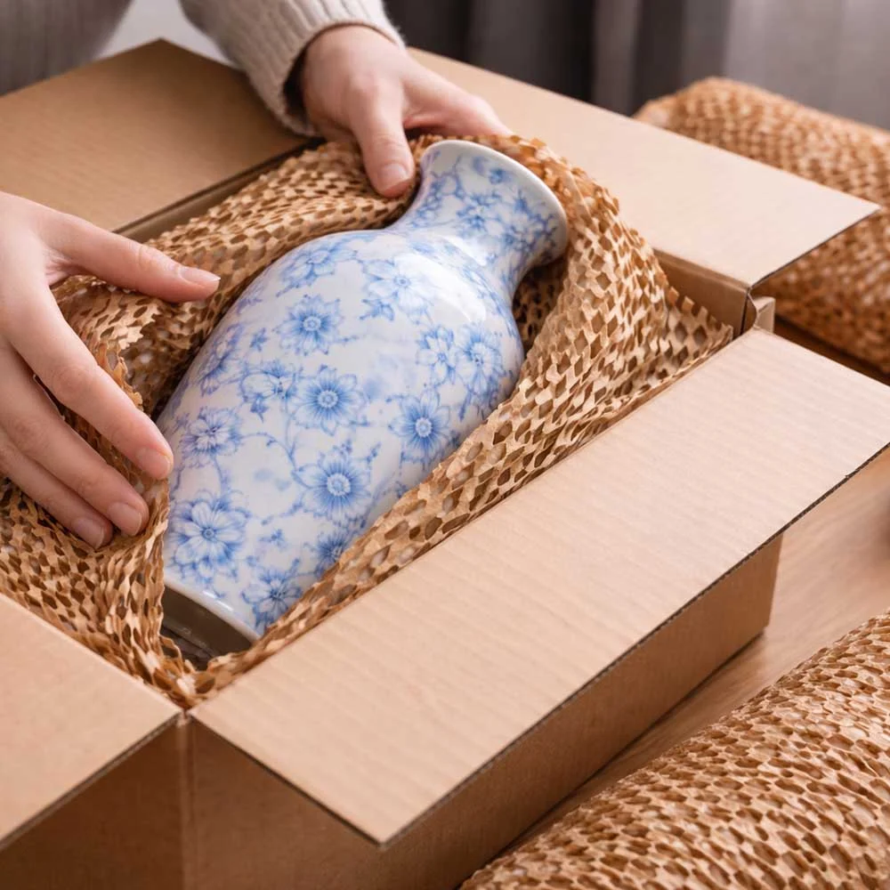 使用蜂巢紙包覆陶瓷花瓶並放入紙箱，提供易碎物品緩衝保護