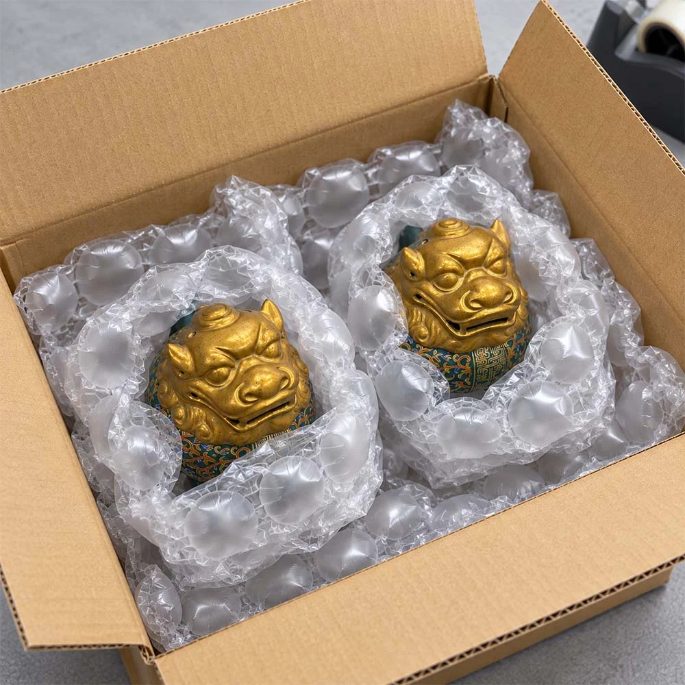 強力氣泡布包覆商品並放入紙箱，示意箱內填充與緩衝保護