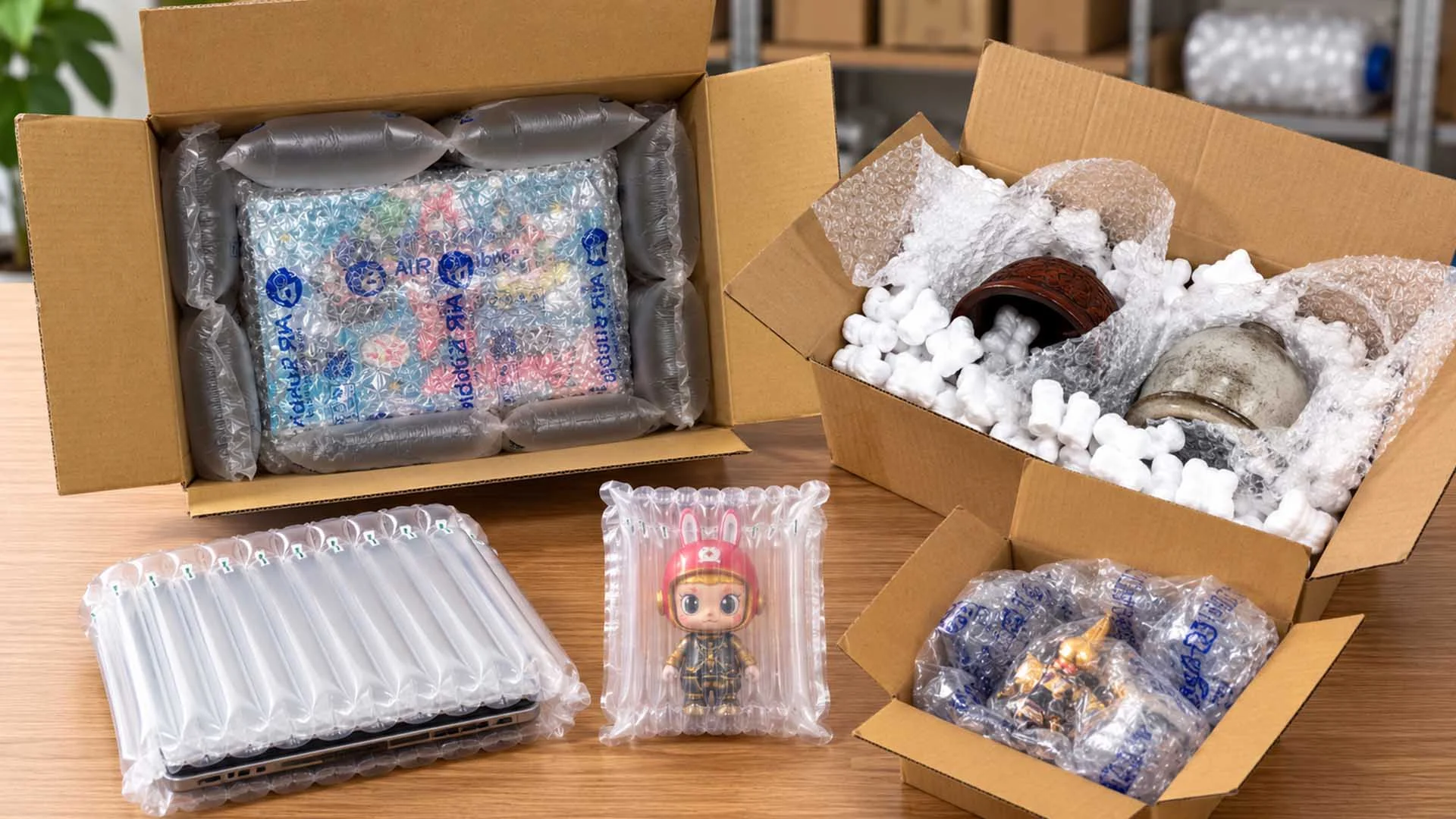易碎物品包裝示意,包含氣柱包裝、氣泡布、填充緩衝材與紙箱固定