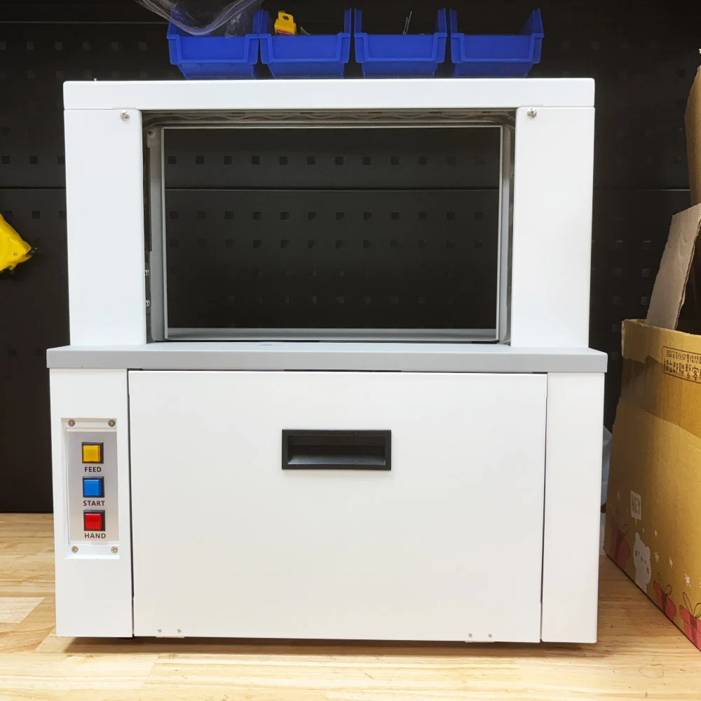 桌上型自動束帶機置於出貨作業區,體積小巧可靈活移動。