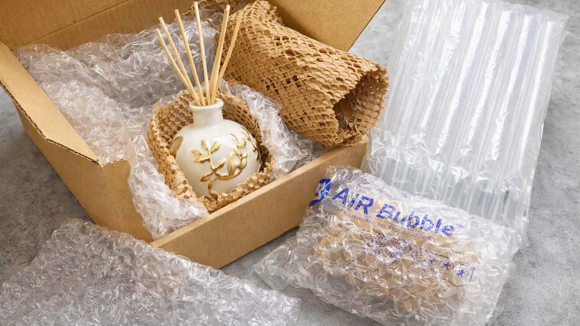 居家擺飾出貨包裝配置示意，透過多種包材搭配提升整體防護穩定度