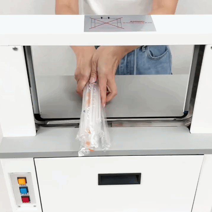 桌上型自動束帶機綁束吸管整捆產品的實際操作示意