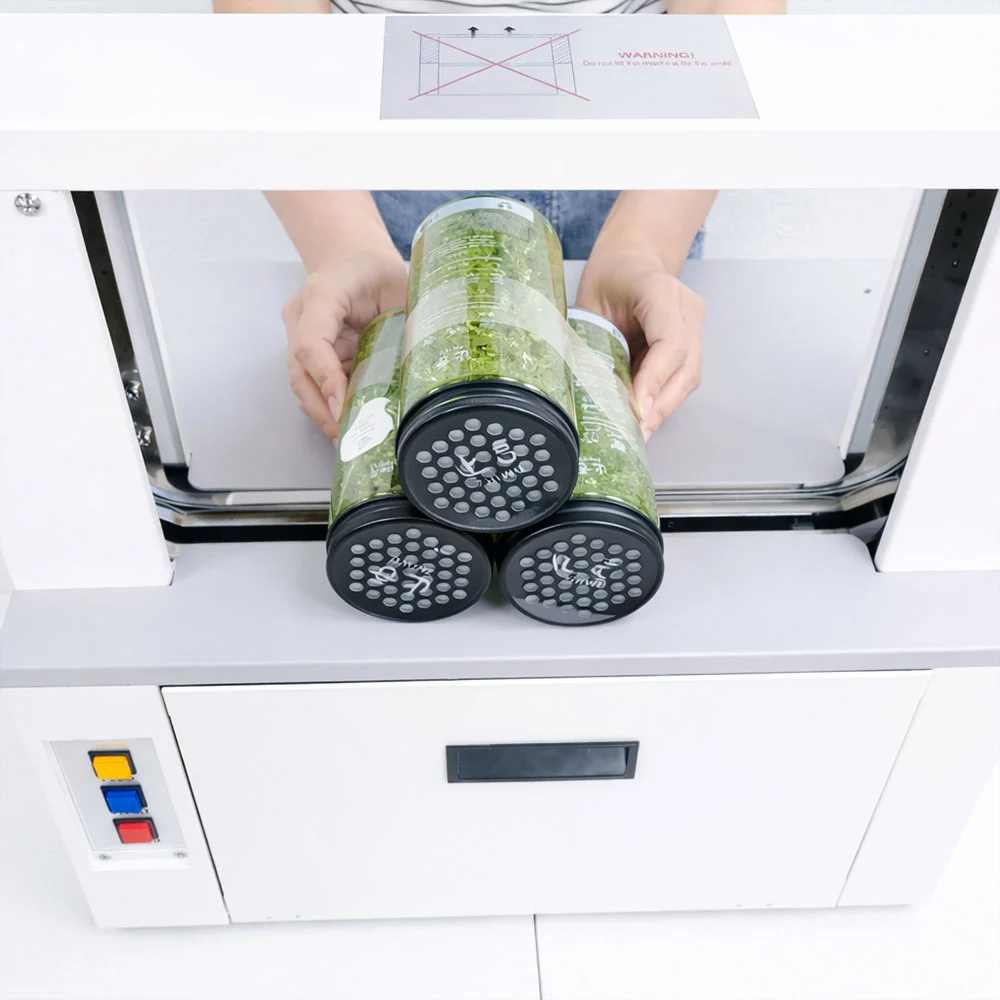 大量未綁束的彩色吸管堆疊,適用自動束帶機整捆打包情境