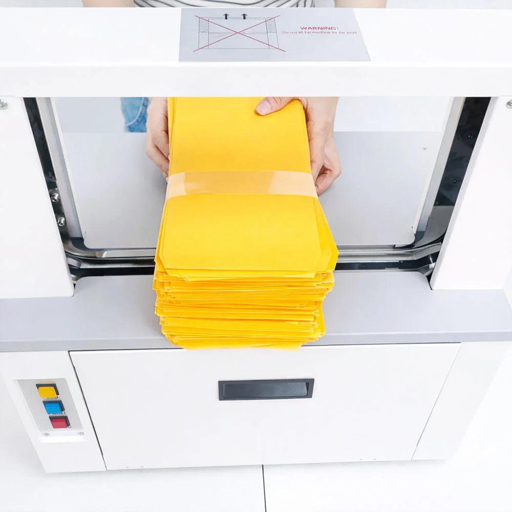 桌面上大量堆疊的印刷型錄成品,適用自動束帶機綁束情境