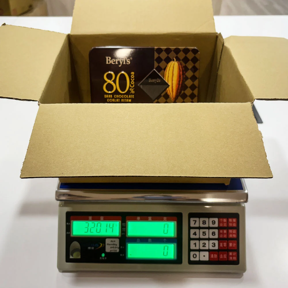 使用原生紙材包裝的出貨重量測量畫面，顯示在未增加額外填充材料下整體重量為320.14克