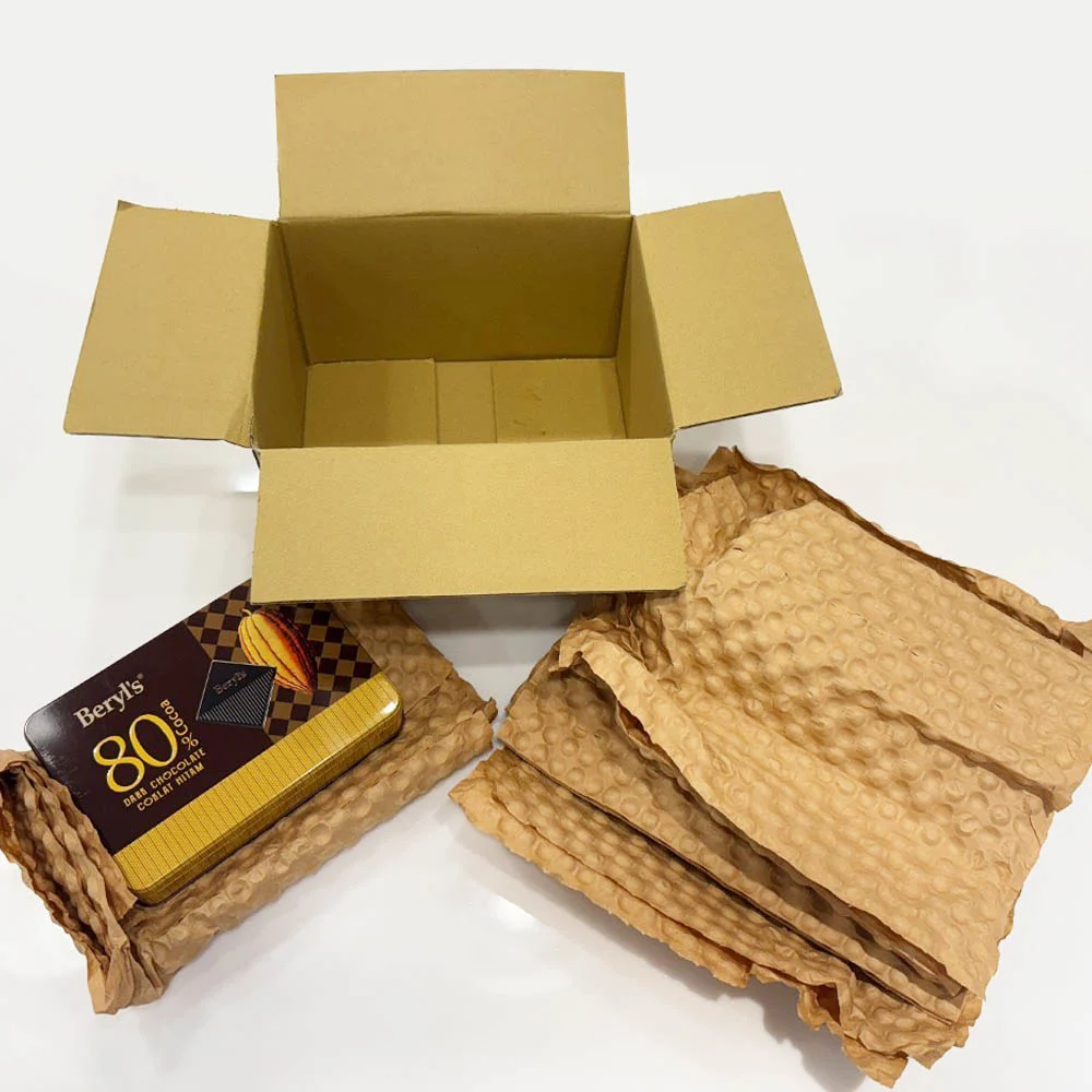 使用原生紙材作為緩衝包裝的出貨示意，包含紙箱與蜂巢狀填充紙，用於保護商品運輸過程中的防護需求