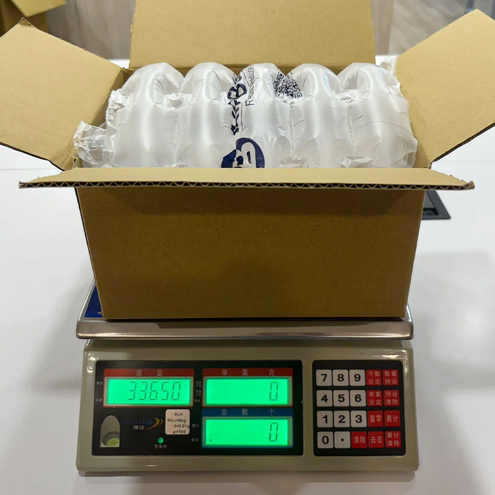 使用氣泡布進行緩衝包裝後的出貨重量測量畫面，顯示在相同防護需求下整體包裝重量為336.5克