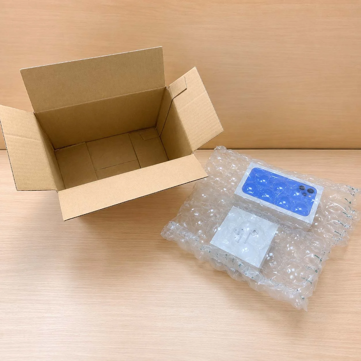 使用葫蘆型氣柱膠膜包覆電子產品的包裝示意圖