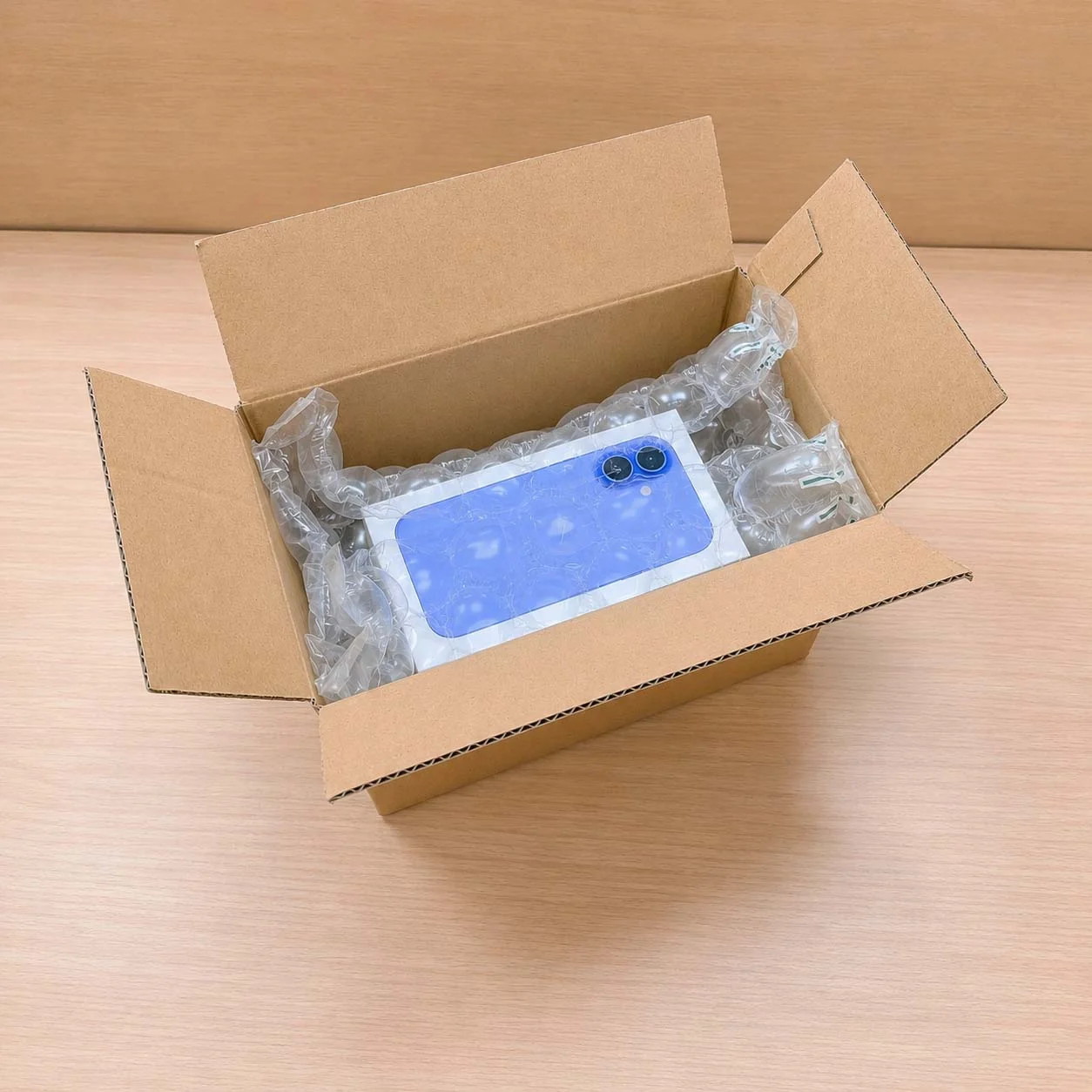 使用葫蘆型氣柱膠膜保護商品後放入紙箱的出貨包裝示意圖