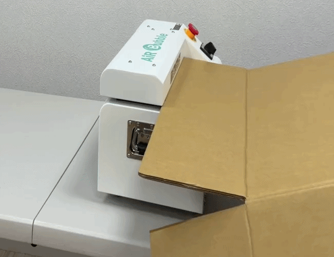 紙箱膨切機將厚瓦楞紙板送入刀軸進行膨切加工
