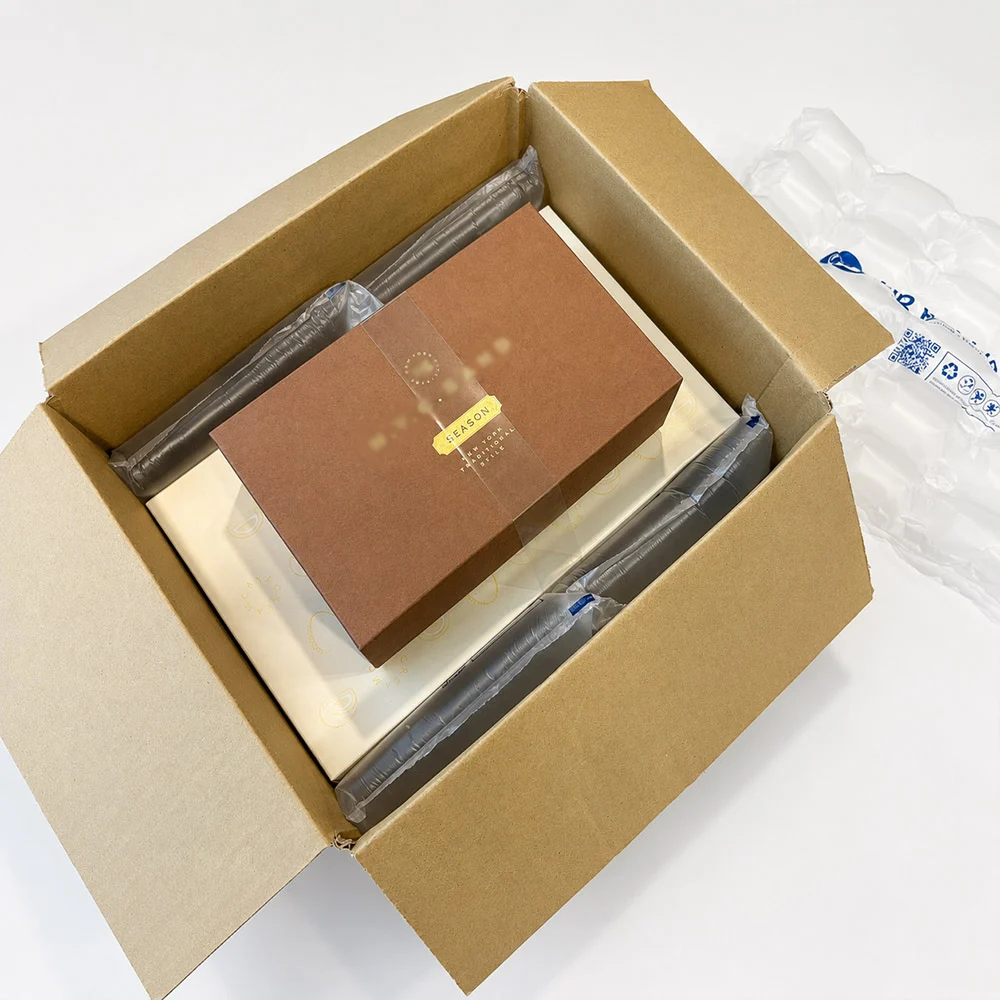 中秋禮盒以透明束帶整裝，搭配氣泡布放入紙箱進行防撞保護 2